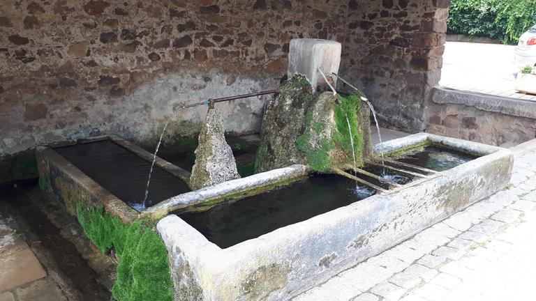 Der Sinn-Brunnen in Mittelbergheim mit seinen Steintrögen für das Wasser. Der Sinn-Brunnen in Mittelbergheim mit seinen Steintrögen für das Wasser.