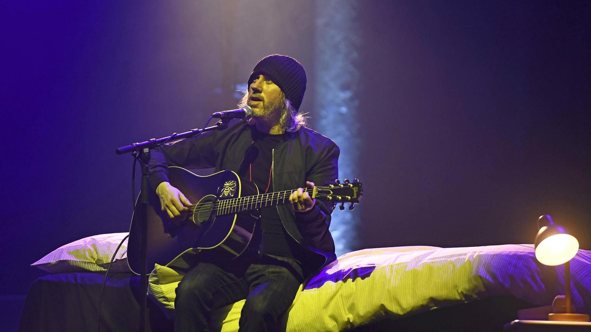 Der Indie-Pop-Musiker Badly Drawn Boy (Damon Michael Gough) auf der Bühne des Roundhouse in London. (Januar 2020) Der Indie-Pop-Musiker Badly Drawn Boy (Damon Michael Gough) auf der Bühne des Roundhouse in London. (Januar 2020)