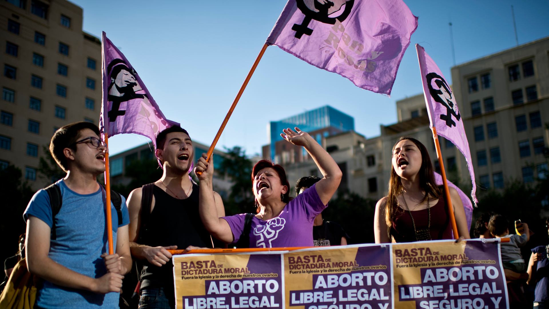 Frauen und Männer halten vor dem La Moneda Presidential Palace in Santiago Plakate hoch. Sie demonstrieren für ein freie, legale, sichere und selbstbestimmte Abtreibung in Chile. Frauen und Männer halten vor dem La Moneda Presidential Palace in Santiago Plakate hoch. Sie demonstrieren für ein freie, legale, sichere und selbstbestimmte Abtreibung in Chile.