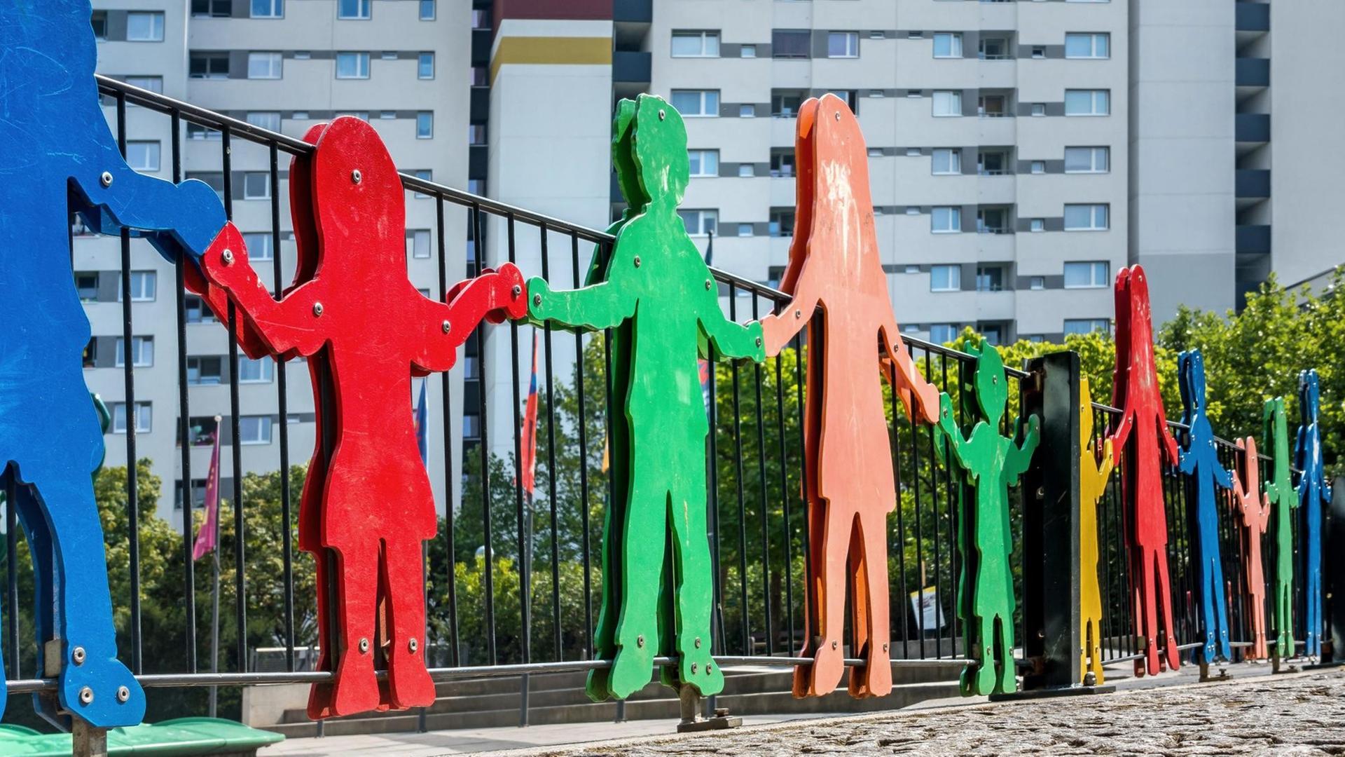 Bunte Silhouetten von Kinderfiguren an einem Kinderspielplatz. Bunte Silhouetten von Kinderfiguren an einem Kinderspielplatz.