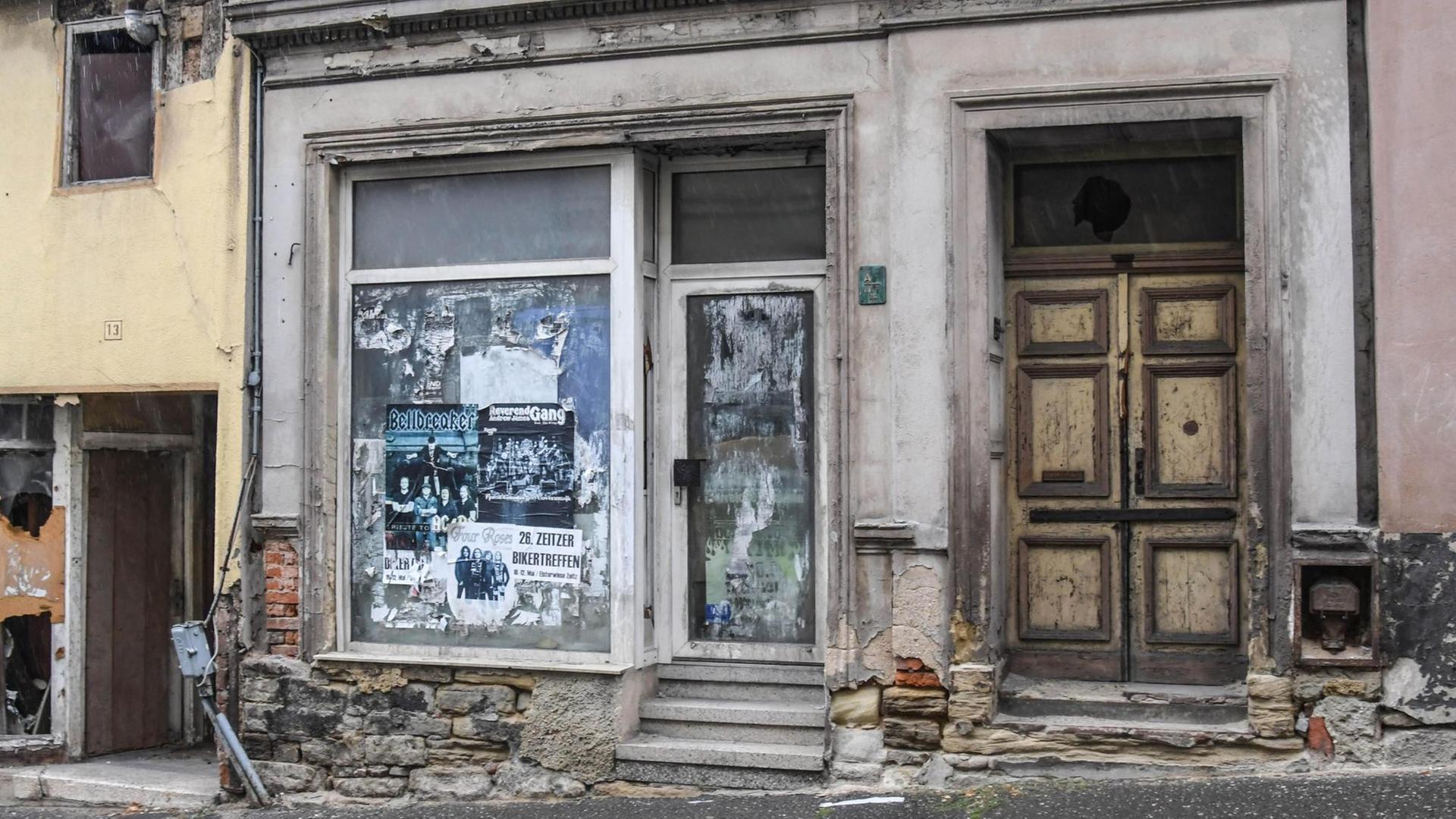Ein kleines Haus verfällt und bietet einen tristen Anblick. Ein kleines Haus verfällt und bietet einen tristen Anblick.