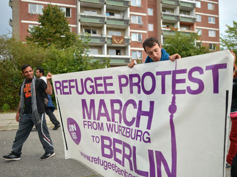 Teilnehmer des Flüchtlingsmarsches vor einem Asylantenheim in Leipzig