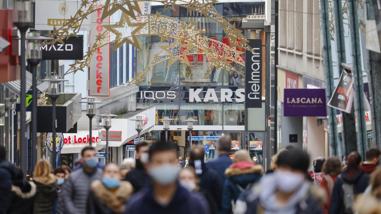 Aufnahme aus der weihnachtlich geschmückten Innenstadt in Essen während des Teil-Lockdowns in der Coronapandemie im Dezember 2020 Aufnahme aus der weihnachtlich geschmückten Innenstadt in Essen während des Teil-Lockdowns in der Coronapandemie im Dezember 2020
