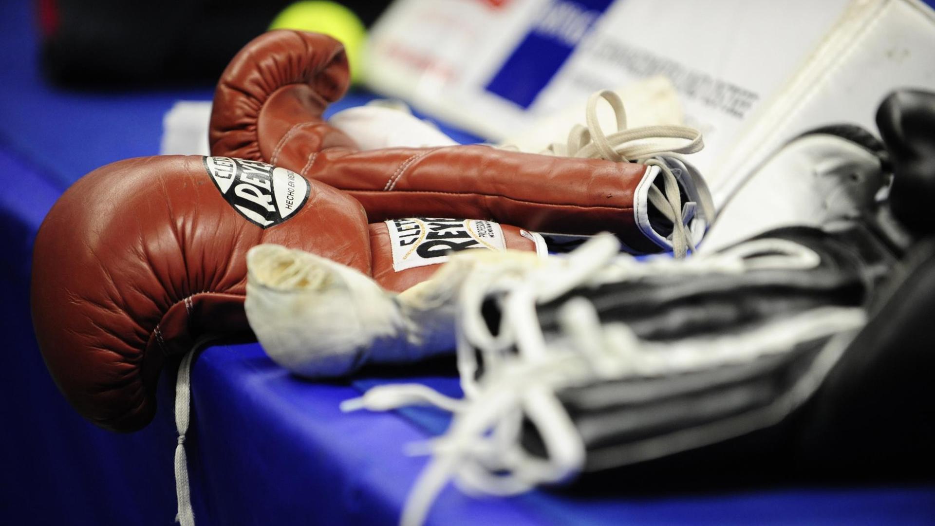 Rote Boxhandschue Rote Boxhandschue