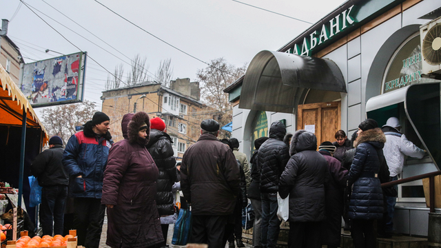 Bewohner von Donetsk standen im November 2014 vor dem Schalter der ehemaligen Oschadbank Schlange, um ihre Renten zu bekommen.
