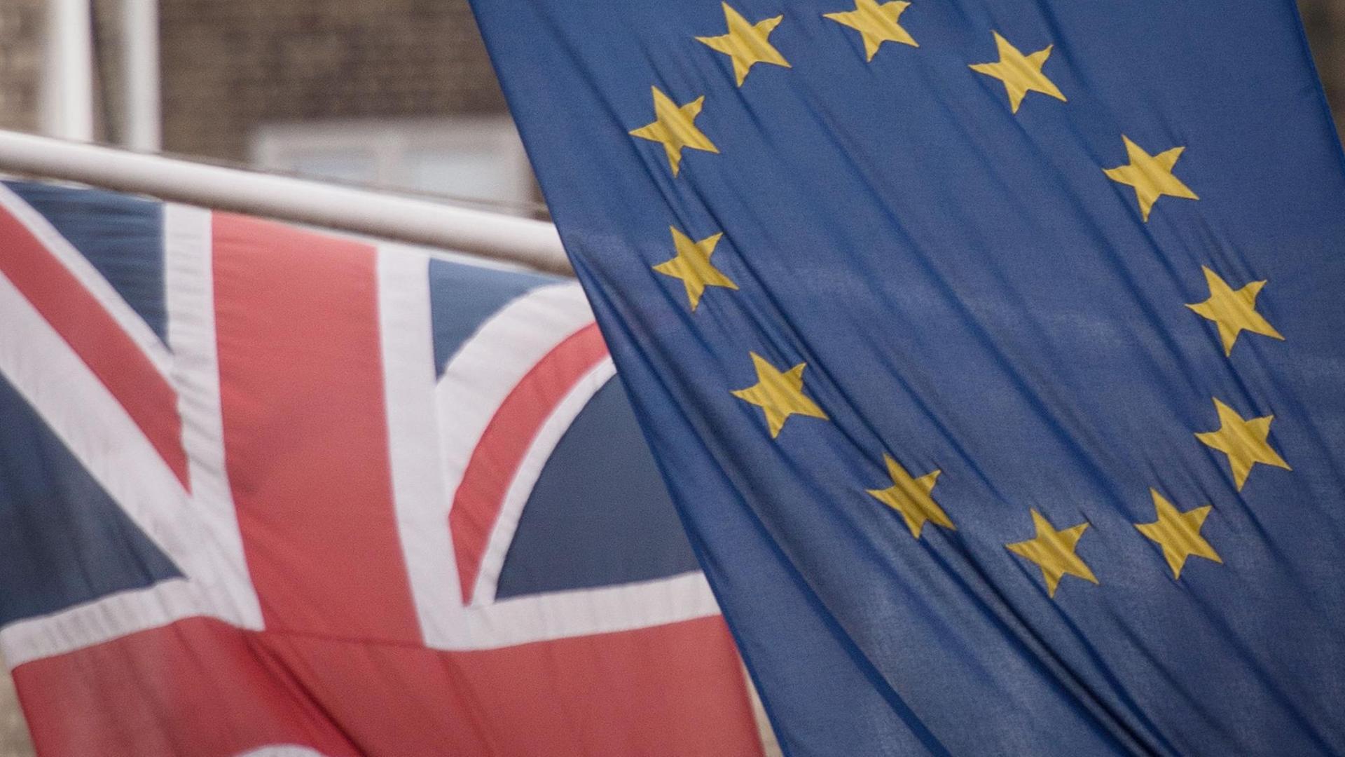 Britische Flagge und EU-Flagge Britische Flagge und EU-Flagge