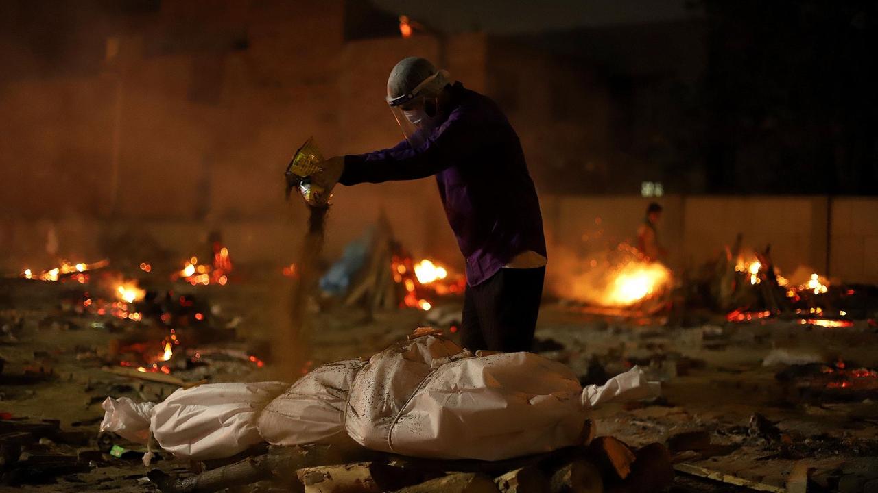 Einäscherungsritual für ein Opfer der Pandemie im indischen Neu Delhi am 26. April 2021. Die Nation meldet einen Rekord von 352.991 Neuinfektionen in den letzten 24 Stunden, 2.812 Tote sind zu beklagen. Im ganzen Land fehlt es an Sauerstoffgeräten für die schwer an Covid-19 Erkrankten. Einäscherungsritual für ein Opfer der Pandemie im indischen Neu Delhi am 26. April 2021. Die Nation meldet einen Rekord von 352.991 Neuinfektionen in den letzten 24 Stunden, 2.812 Tote sind zu beklagen. Im ganzen Land fehlt es an Sauerstoffgeräten für die schwer an Covid-19 Erkrankten.