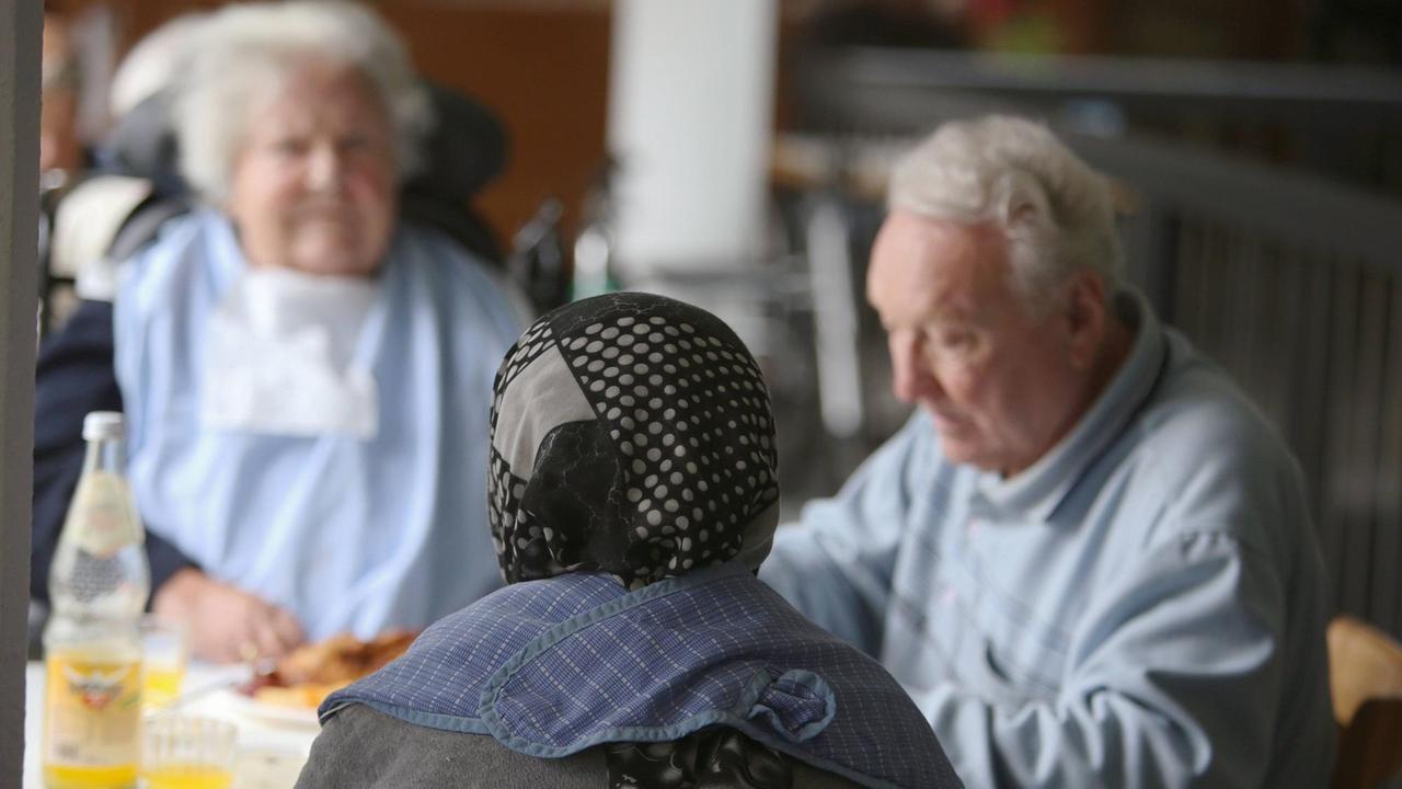 Themen wie unterschiedliche Schamgrenzen in der Körperpflege finden in multikulturellen Seniorenzentren Beachtung Themen wie unterschiedliche Schamgrenzen in der Körperpflege finden in multikulturellen Seniorenzentren Beachtung