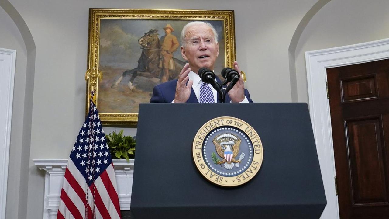 US-Präsident Joe Biden steht im Weißen Haus an einem Rednerpult. US-Präsident Joe Biden steht im Weißen Haus an einem Rednerpult.