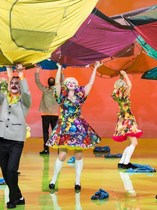 Herbert Fritsch inszenierte sein neues Stück "Zelt" am Wiener Burgtheater selbst.