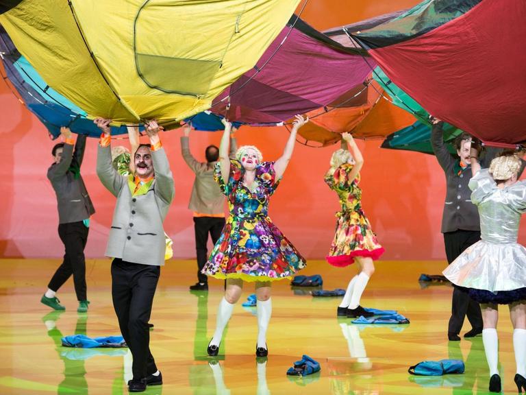 Herbert Fritsch inszenierte sein neues Stück "Zelt" am Wiener Burgtheater selbst.