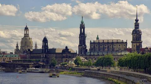 Canaletto-Blick ähnliche Panorama-Sicht auf den historischen Altstadtkern Dresdens von der Marienbrücke aus gesehen, mit Sehenswürdigkeiten wie Frauenkirche, Hofkirche, Residenzschloss.