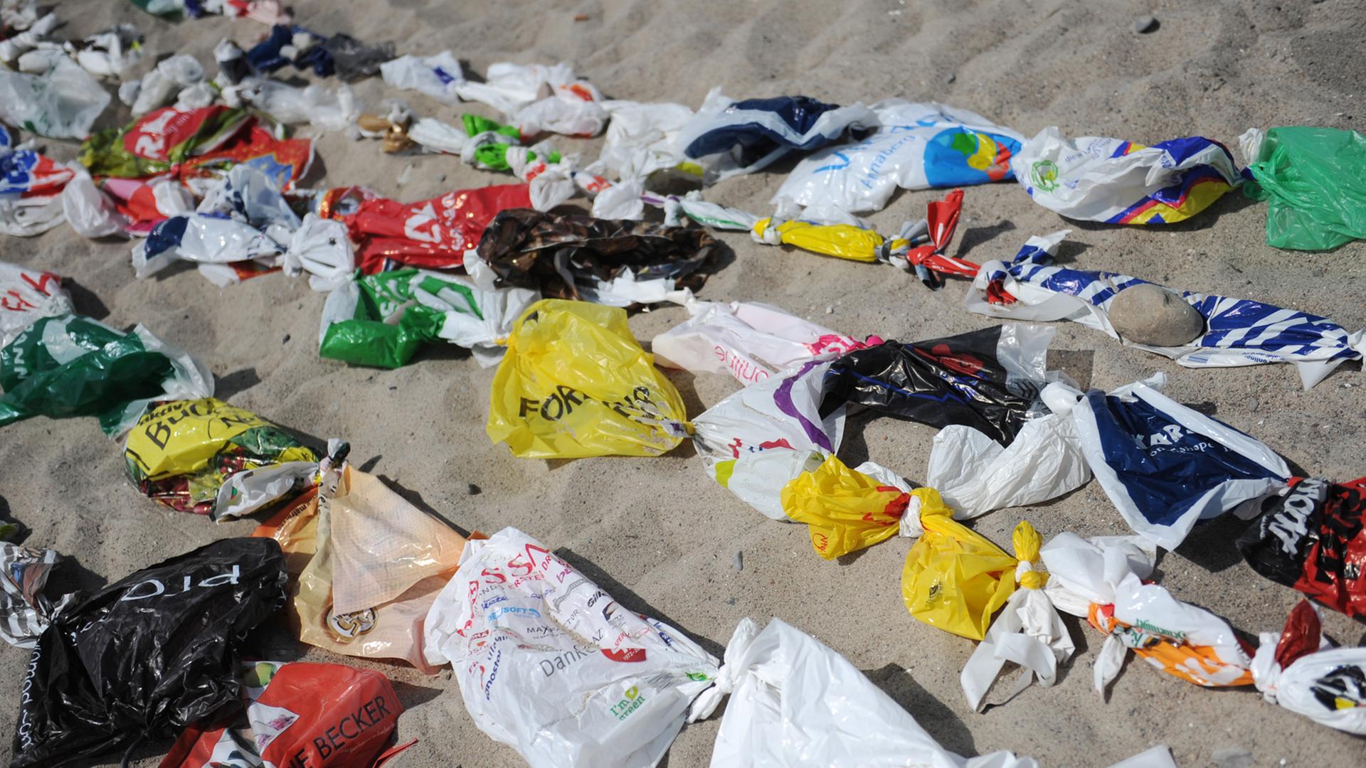 Mehr als 5000 gebrauchte Plastiktüten am Strand von Niendorf in Schleswig-Holstein, Aufnahme vom Juli 2013 Mehr als 5000 gebrauchte Plastiktüten am Strand von Niendorf in Schleswig-Holstein, Aufnahme vom Juli 2013