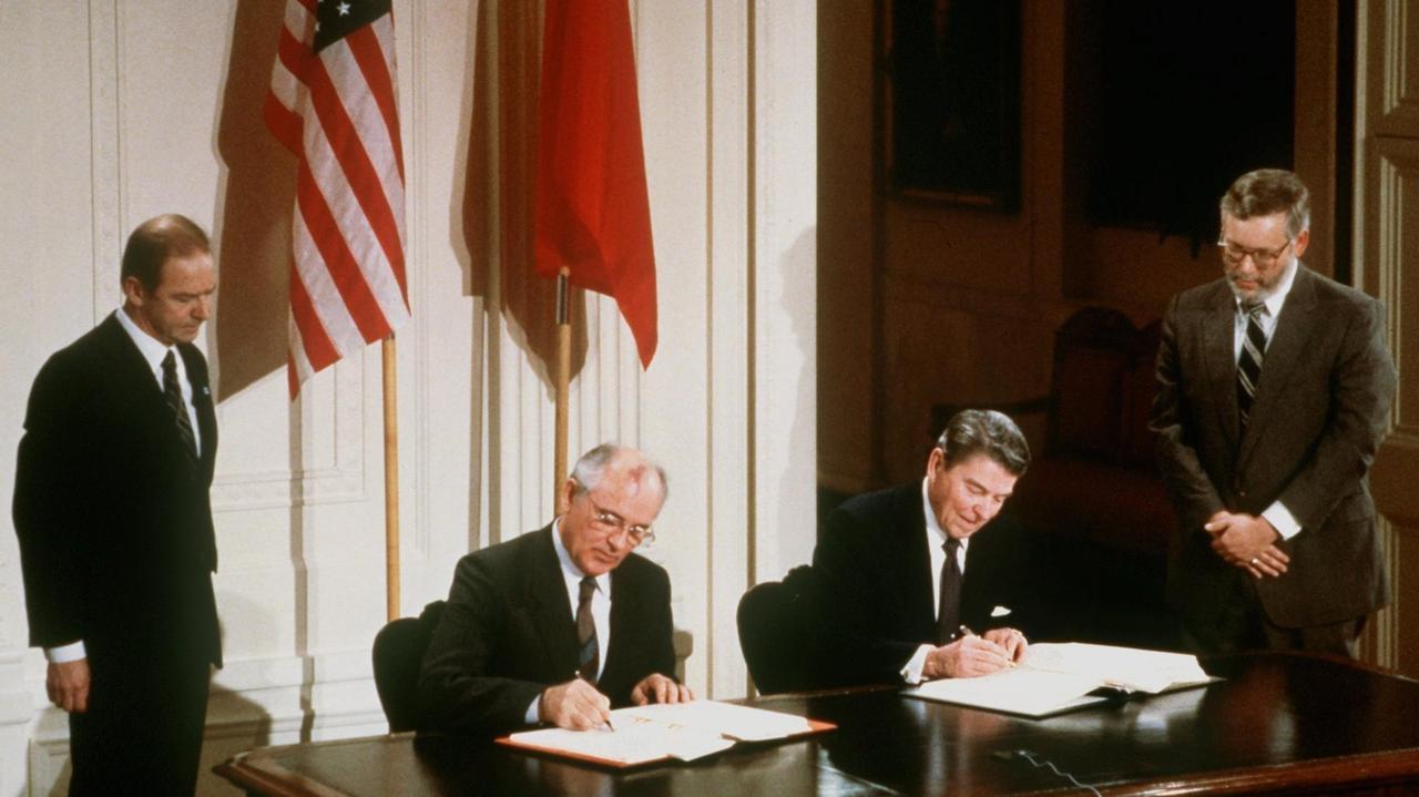 US-Präsident Ronald Reagan (r) und der sowjetische Parteichef Michail Gorbatschow unterzeichnen am 08.12.87 in Washington den INF-Vertrag zur Vernichtung der atomaren Mittelstreckenraketen (Archivfoto). Reagan ist nach langem Kampf gegen seine Alzheimer-Erkrankung im Alter von 93 Jahren gestorben. Reagan, der von 1981 bis 1989 als 40. Präsident im Weißen Haus amtierte, starb am Samstag (05.06.2004) um 13.09 Uhr Ortszeit (22.09 Uhr MESZ) im Kreis seiner engsten Familienangehörigen in Bel Air in Kalifornien. 