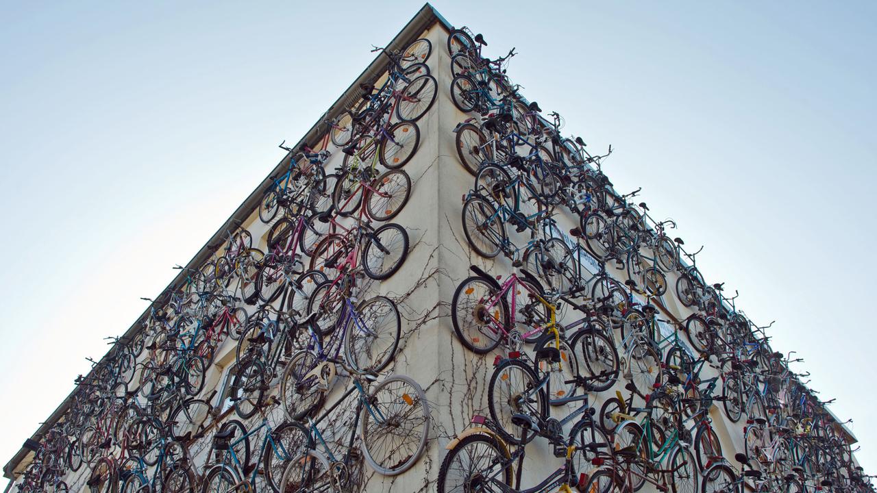 Eine Hausfassade voller Fahrräder, aufgenommen auf dem Gelände des Fahrradhofes in Altlandsberg (Brandenburg) Eine Hausfassade voller Fahrräder, aufgenommen auf dem Gelände des Fahrradhofes in Altlandsberg (Brandenburg)