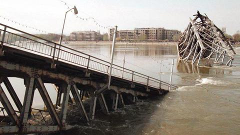 Die von Nato-Fliegern zerstörte historische Brücke von Novi Sad.