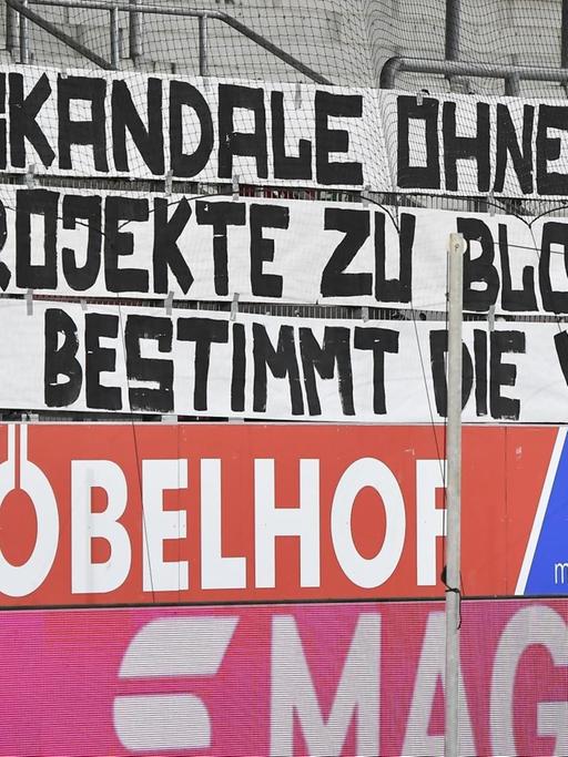 Fans des FC Ingolstadt protestieren mit einem Spruchband gegen die Pläne des DFB.