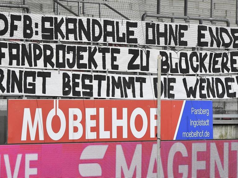 Fans des FC Ingolstadt protestieren mit einem Spruchband gegen die Pläne des DFB.