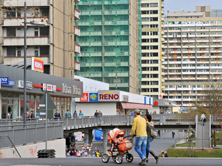 Die meist leerstehenden Hochhäuser im Zentrum von Halle-Neustadt prägen das Bild der Neustädter Passage, die zwischen 1970 und 1975 entstand. Die meist leerstehenden Hochhäuser im Zentrum von Halle-Neustadt prägen das Bild der Neustädter Passage, die zwischen 1970 und 1975 entstand.