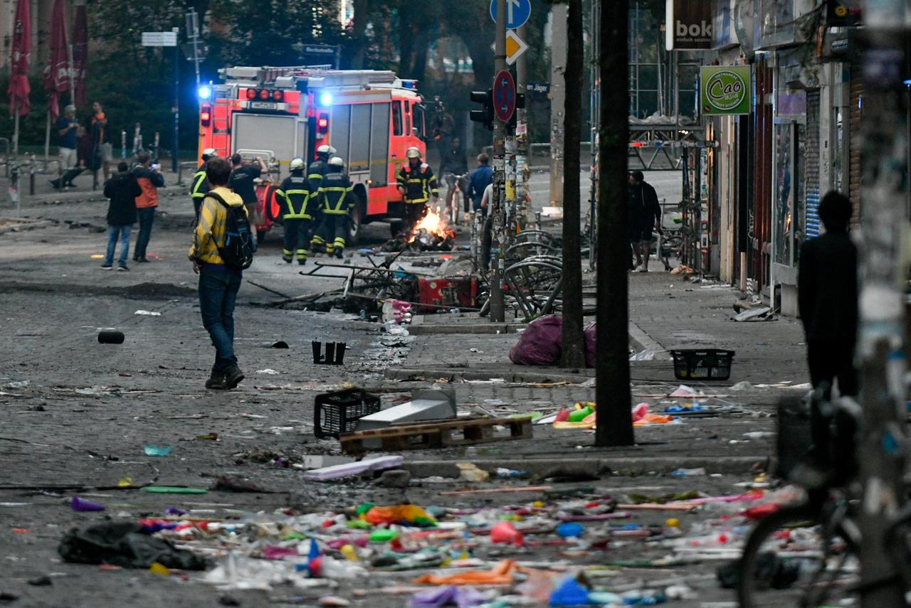 Einsatzkräfte der Feuerwehr löschen am in Hamburg im Schanzenviertel die letzten Brände. Einsatzkräfte der Feuerwehr löschen am in Hamburg im Schanzenviertel die letzten Brände.