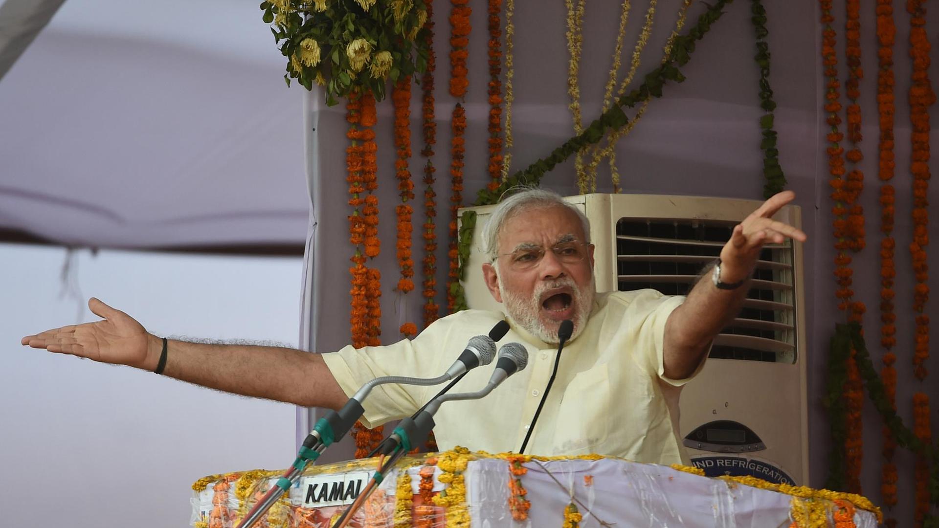 Der indische Narendra Modi gestukuliert während einer Rede. Der indische Narendra Modi gestukuliert während einer Rede.