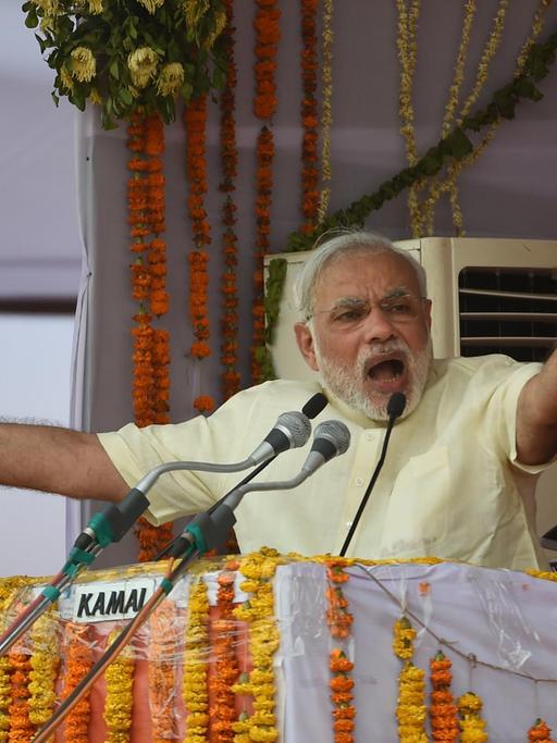 Der indische Narendra Modi gestukuliert während einer Rede.