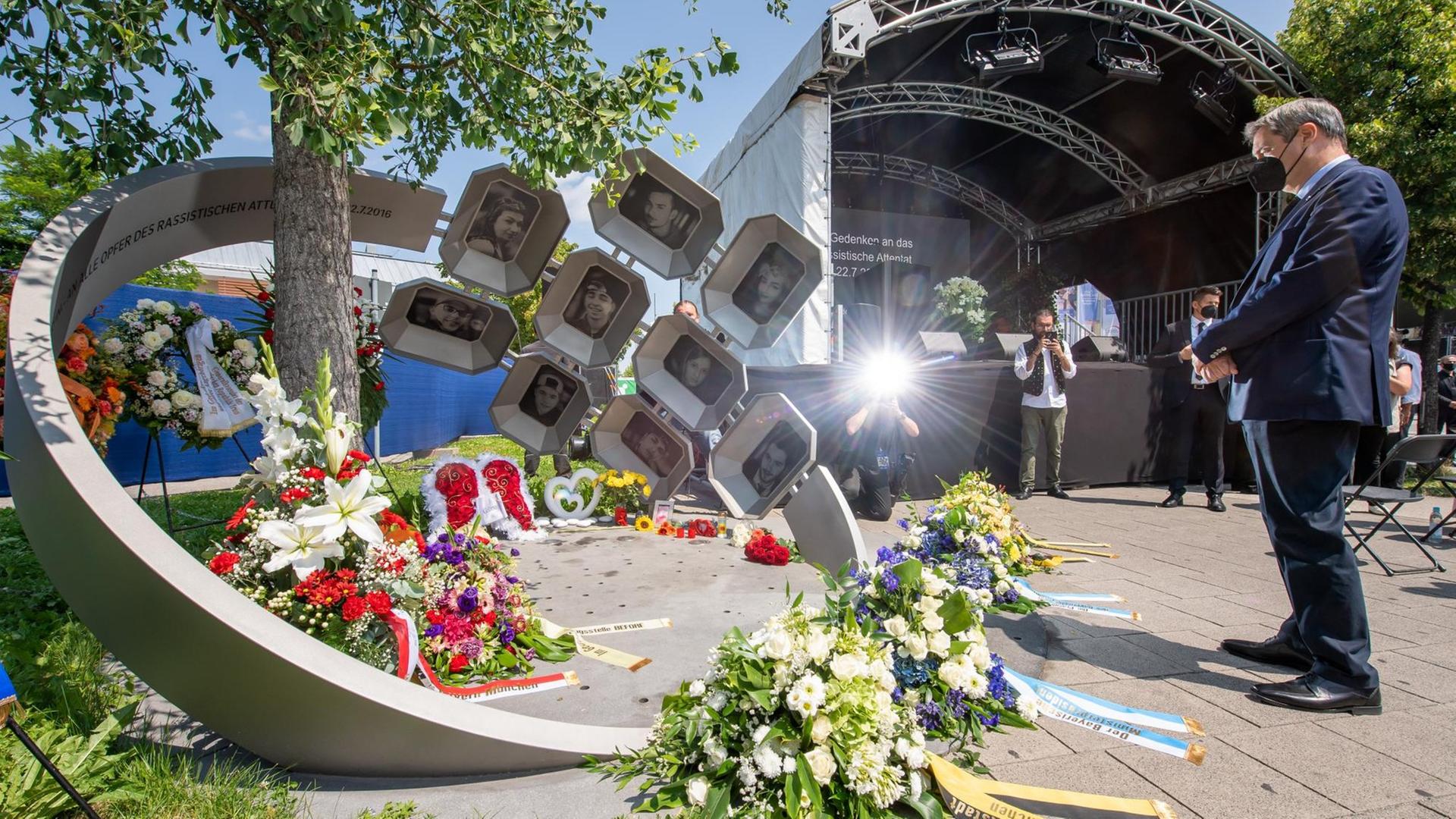 Der bayerische Ministerpräsident Markus Söder steht vor dem Denkmal. Um das Denkmal liegen Blumensträuße. Der bayerische Ministerpräsident Markus Söder steht vor dem Denkmal. Um das Denkmal liegen Blumensträuße.