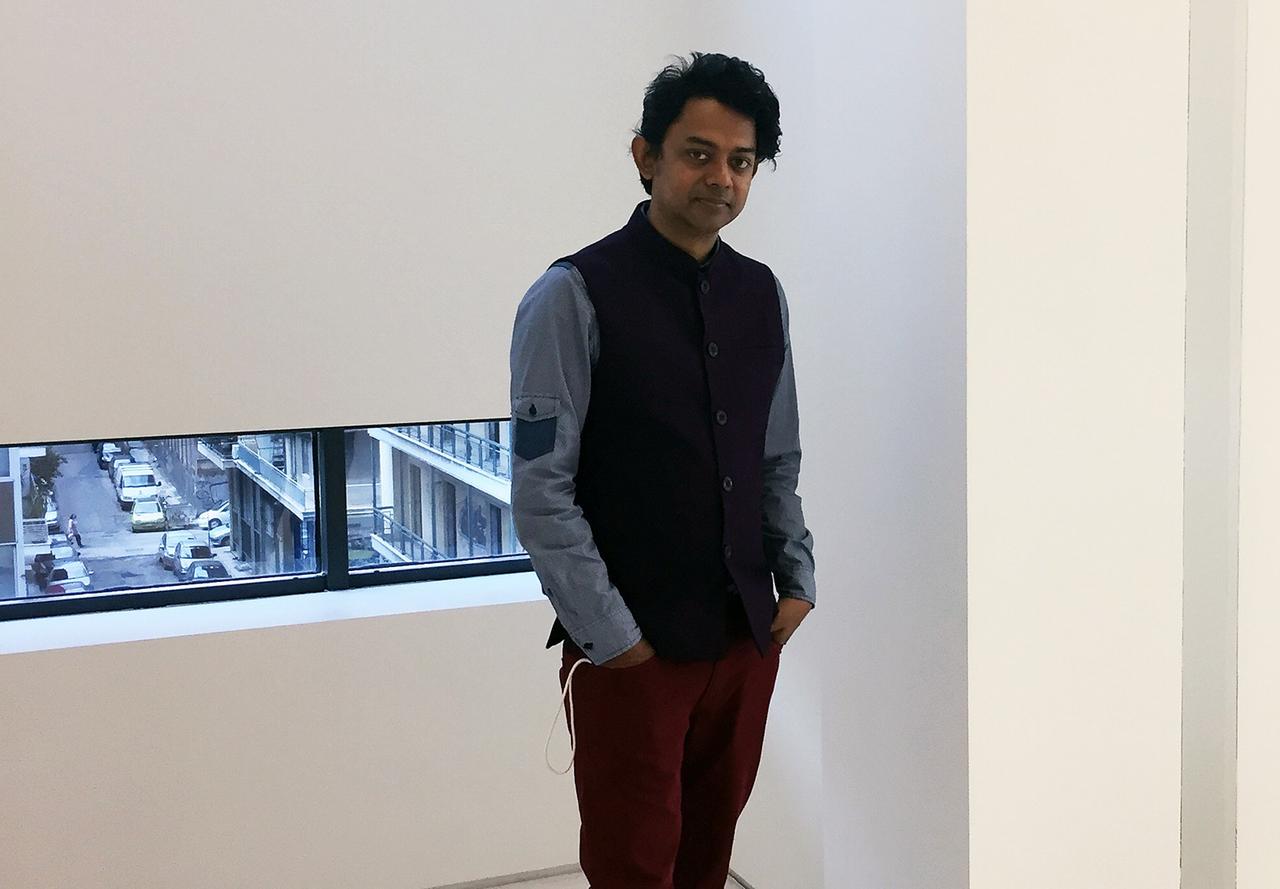 Der Filmemacher Naeem Mohaiemen, aufgenommen auf der documenta 14 in Athen. Der Filmemacher Naeem Mohaiemen, aufgenommen auf der documenta 14 in Athen.