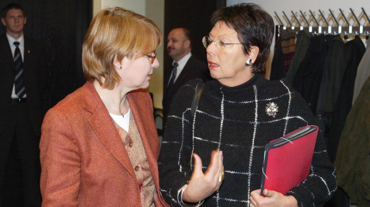 Gudrun Schaich-Walch (rechts), SPD, und Krista Sager , Fraktionsvorsitzende Gruene , vor Beginn einer Sitzung des Vermittlungsausschuss am 12.12.2003 