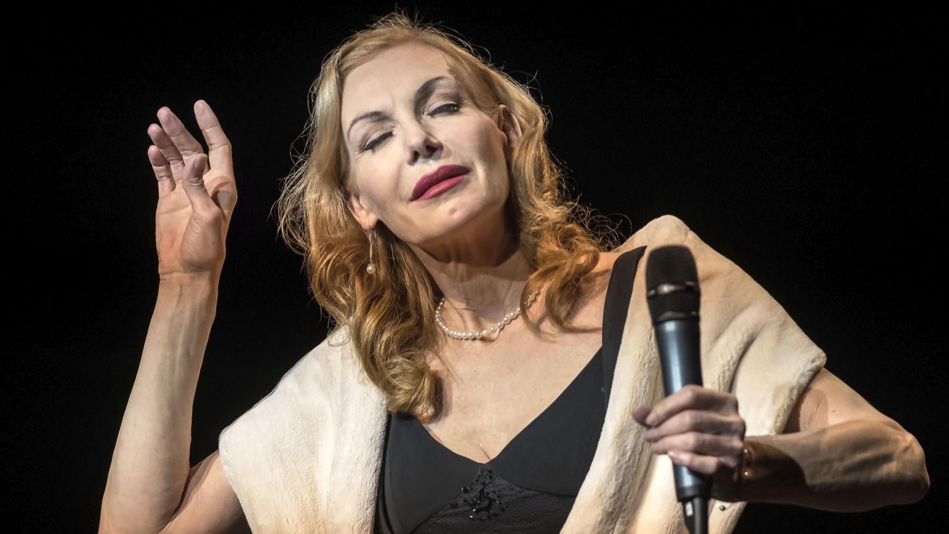 Ute Lemper live mit ihrem Programm "Rendezvous mit Marlene" im Theater am Aegi. Hannover 2019. Ute Lemper live mit ihrem Programm "Rendezvous mit Marlene" im Theater am Aegi. Hannover 2019.