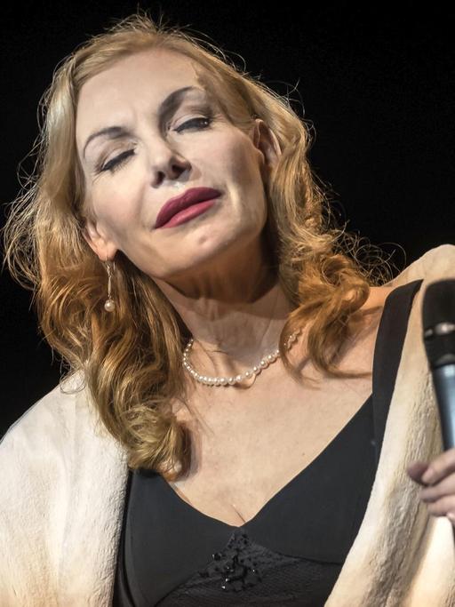 Ute Lemper live mit ihrem Programm "Rendezvous mit Marlene" im Theater am Aegi. Hannover 2019.