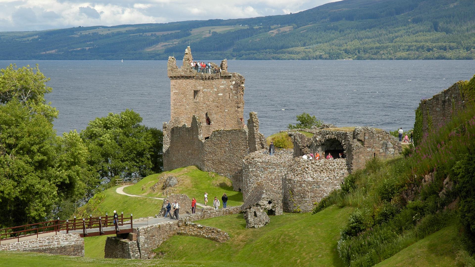 Blick auf die Ruine des Urquhart Castle am Loch Ness in den Schottischen Highlands