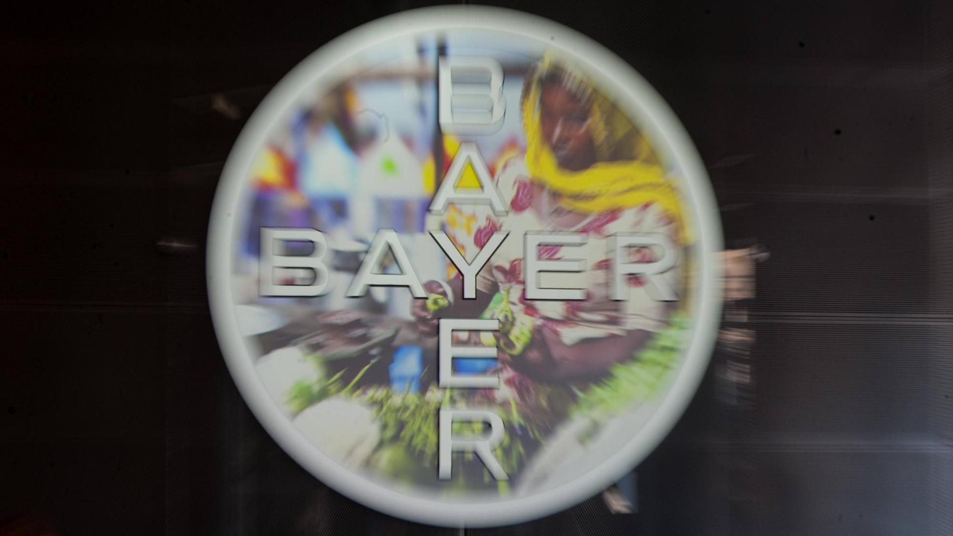 Bayer Logo, Feature, allgemein, Randmotiv, Bilanzpressekonferenz der Bayer AG in Leverkusen am 28.02.2018. Bayer Logo, Feature, allgemein, Randmotiv, Bilanzpressekonferenz der Bayer AG in Leverkusen am 28.02.2018.
