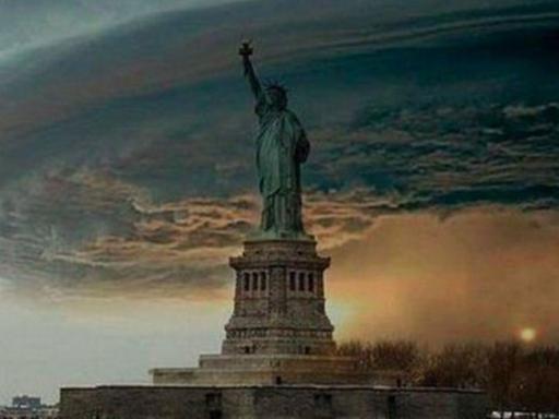 Bedrohlich - aber ein Fake: Dieses Bild soll zeigen, wie Hurrikan Sandy auf die Freiheitsstatute zurollt.