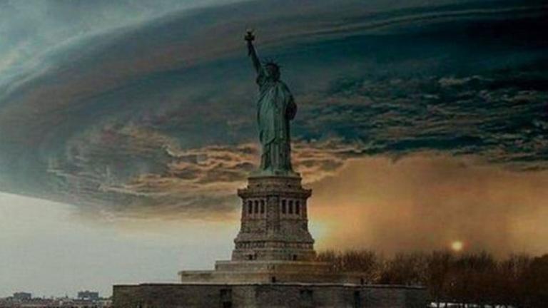 Bedrohlich - aber ein Fake: Dieses Bild soll zeigen, wie Hurrikan Sandy auf die Freiheitsstatute zurollt. Bedrohlich - aber ein Fake: Dieses Bild soll zeigen, wie Hurrikan Sandy auf die Freiheitsstatute zurollt.