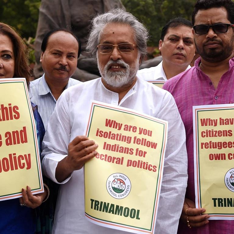 Parlamentsabgeordnete von The All India Trinamool Congress (TMC) protestieren in Neu-Delhi mit Plakaten gegen den Ausschluss von Millionen von Menschen von der Volkszählung für das Bürgerregister im indischen Bundesstaat Assam