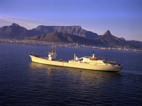 Das deutsche atomgetriebene Schiff "Otto Hahn" vor Kapstadt und dem Tafelberg. Das deutsche atomgetriebene Schiff "Otto Hahn" vor Kapstadt und dem Tafelberg.