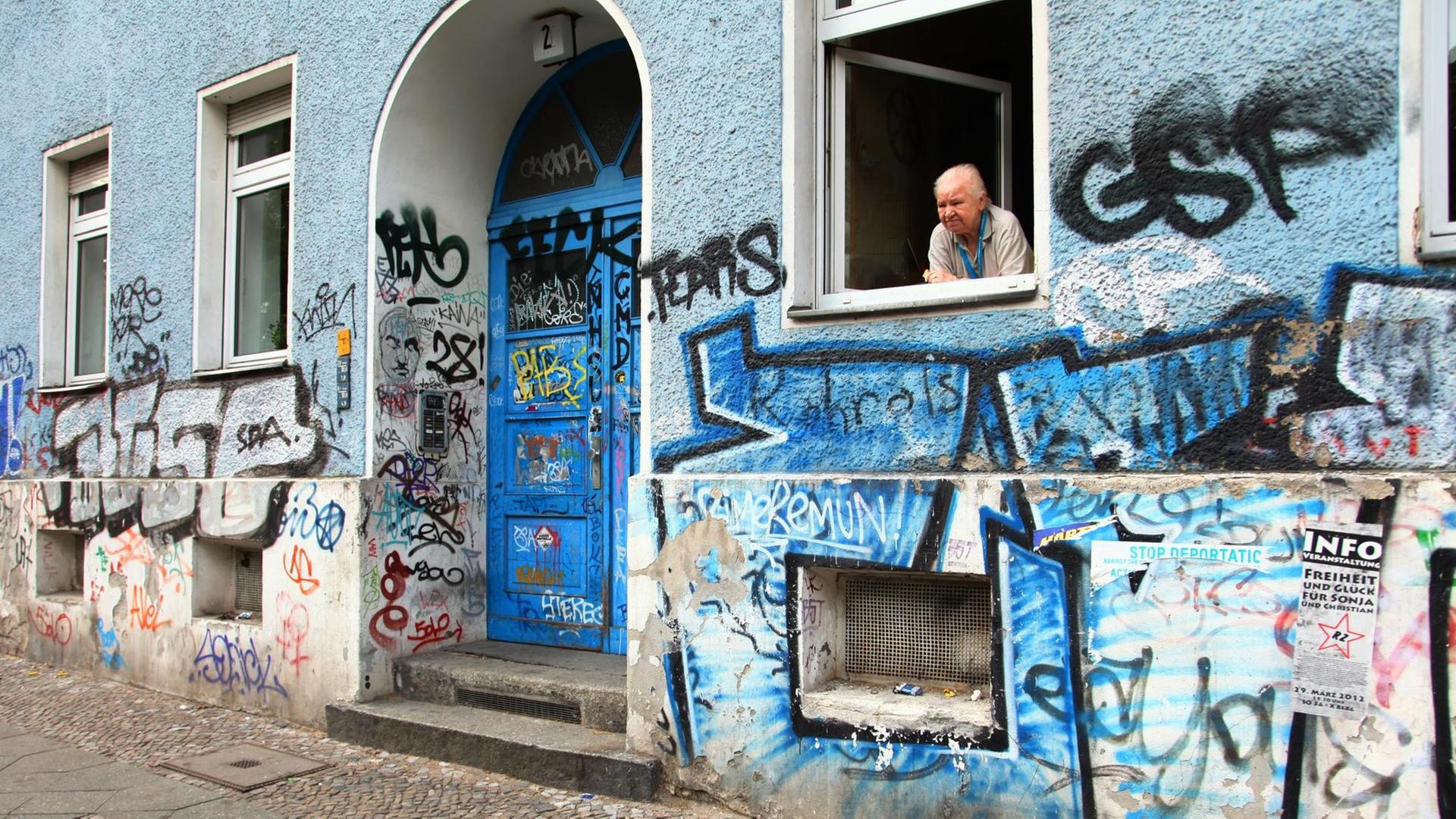 Eine alte Frau blickt aus dem Fenster ihrer Wohnung in Berlin im Bezirk Kreuzberg im Mai 2012. Eine alte Frau blickt aus dem Fenster ihrer Wohnung in Berlin im Bezirk Kreuzberg im Mai 2012.