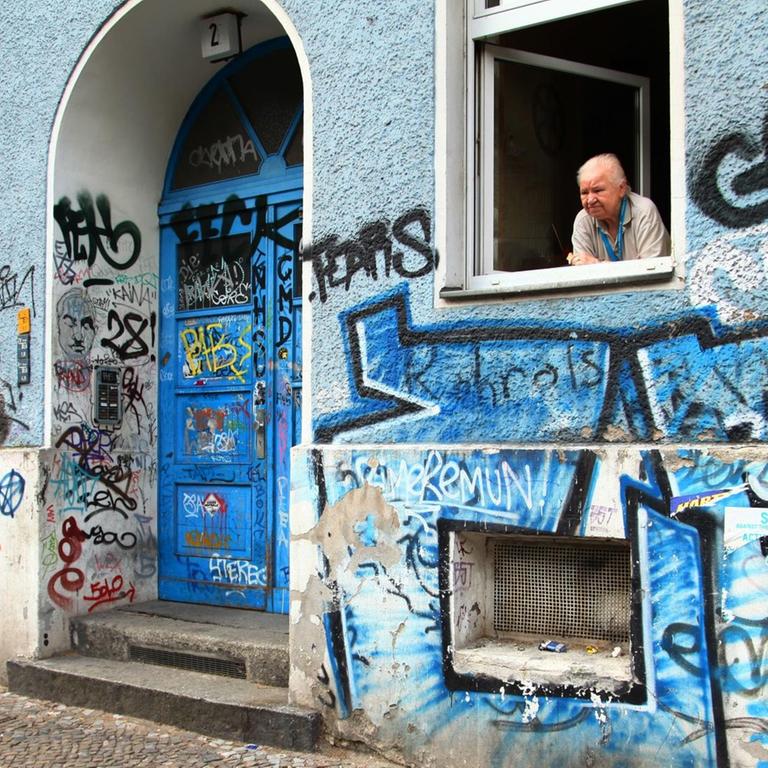 Eine alte Frau blickt aus dem Fenster ihrer Wohnung in Berlin im Bezirk Kreuzberg im Mai 2012. 