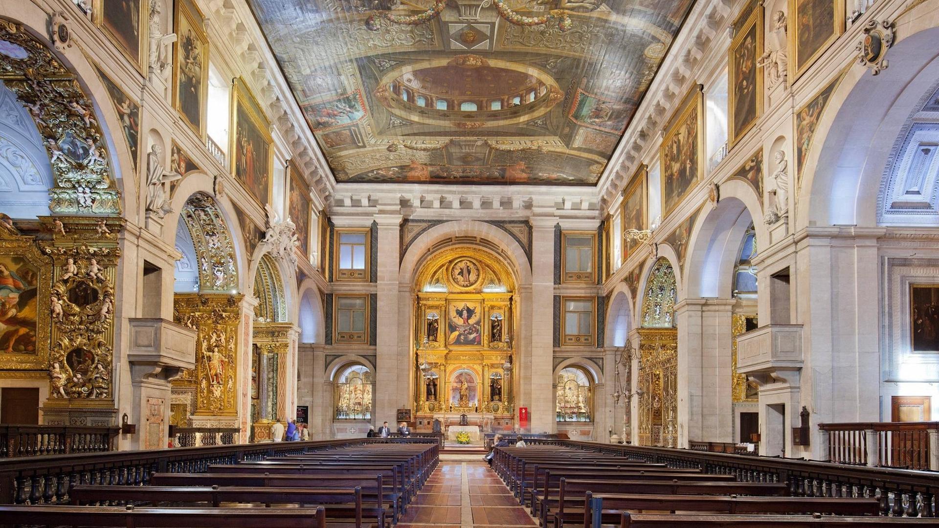 Prachtvoller Innenraum der Igreja de São Roque in Lissabon Prachtvoller Innenraum der Igreja de São Roque in Lissabon