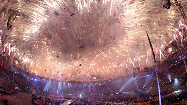 Über dem Londoner Olympiastadion ist ein Feuerwerk zu sehen.