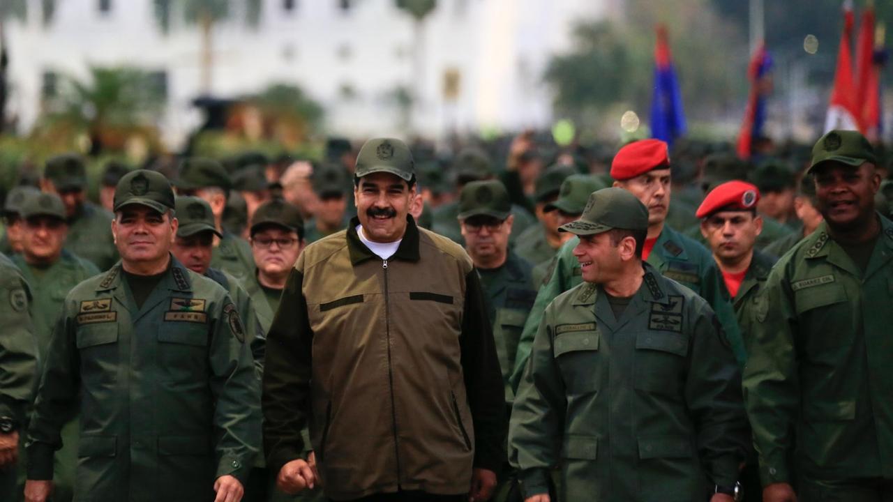 Der venezolanische Präsident Nicolas Maduro inmitten von Soldaten. Der venezolanische Präsident Nicolas Maduro inmitten von Soldaten.