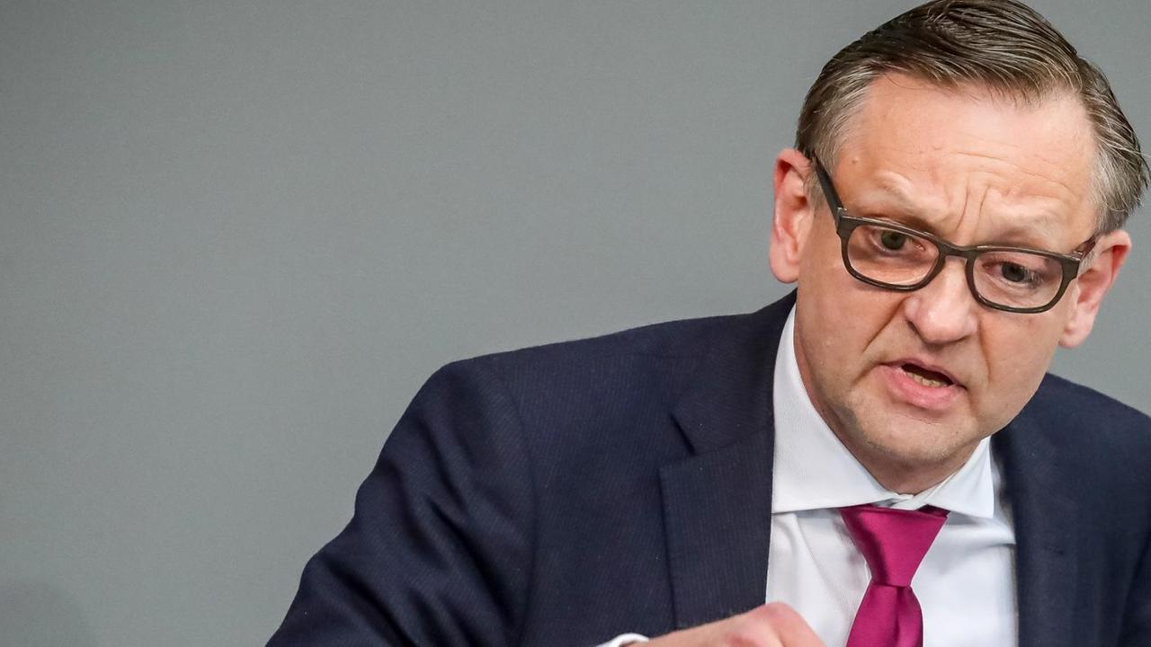 Kay Gottschalk (AfD) spricht in einer Plenarsitzung im Deutschen Bundestag Kay Gottschalk (AfD) spricht in einer Plenarsitzung im Deutschen Bundestag
