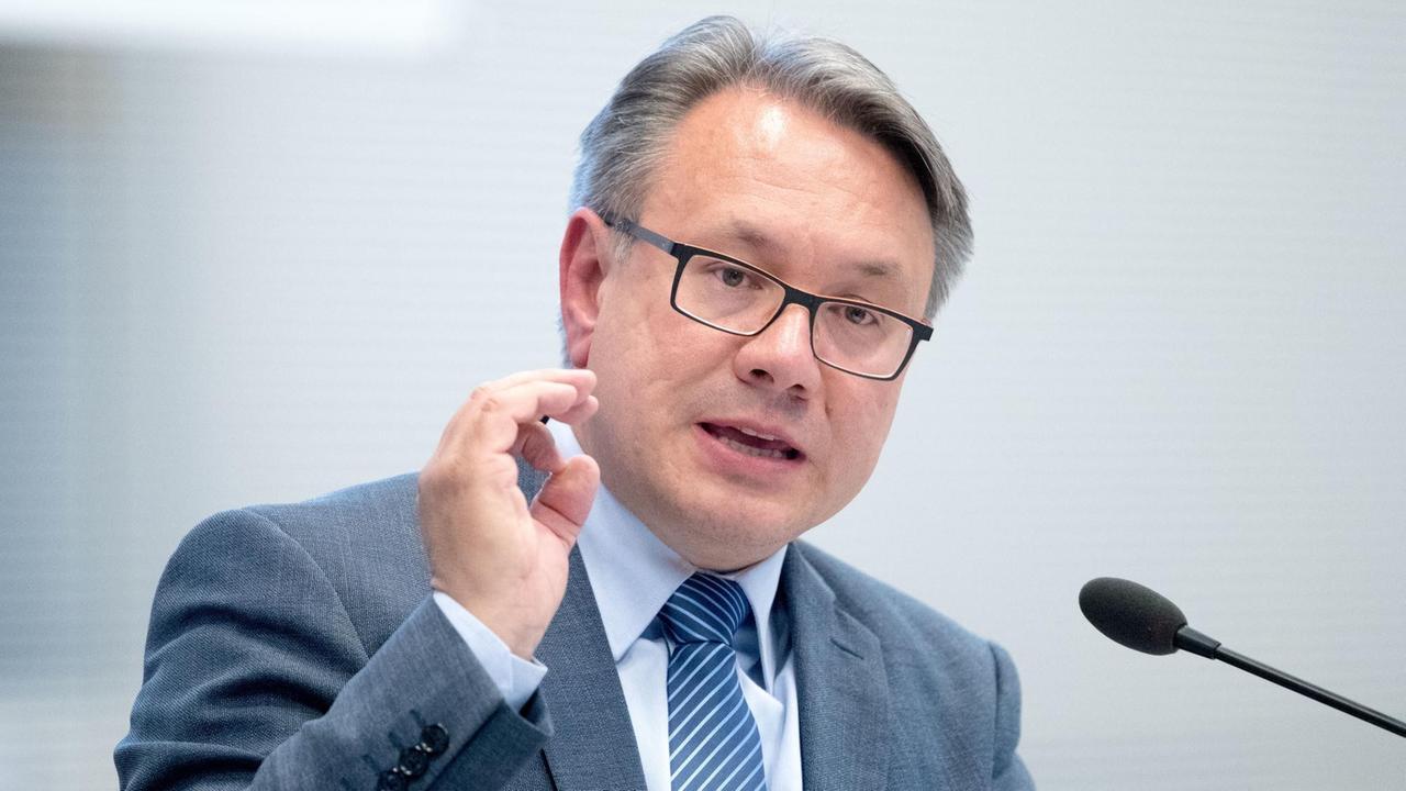 Georg Nüßlein (CSU), stellvertretender Vorsitzender der Unionsfraktion
Michael Kappeler Georg Nüßlein (CSU), stellvertretender Vorsitzender der Unionsfraktion
Michael Kappeler