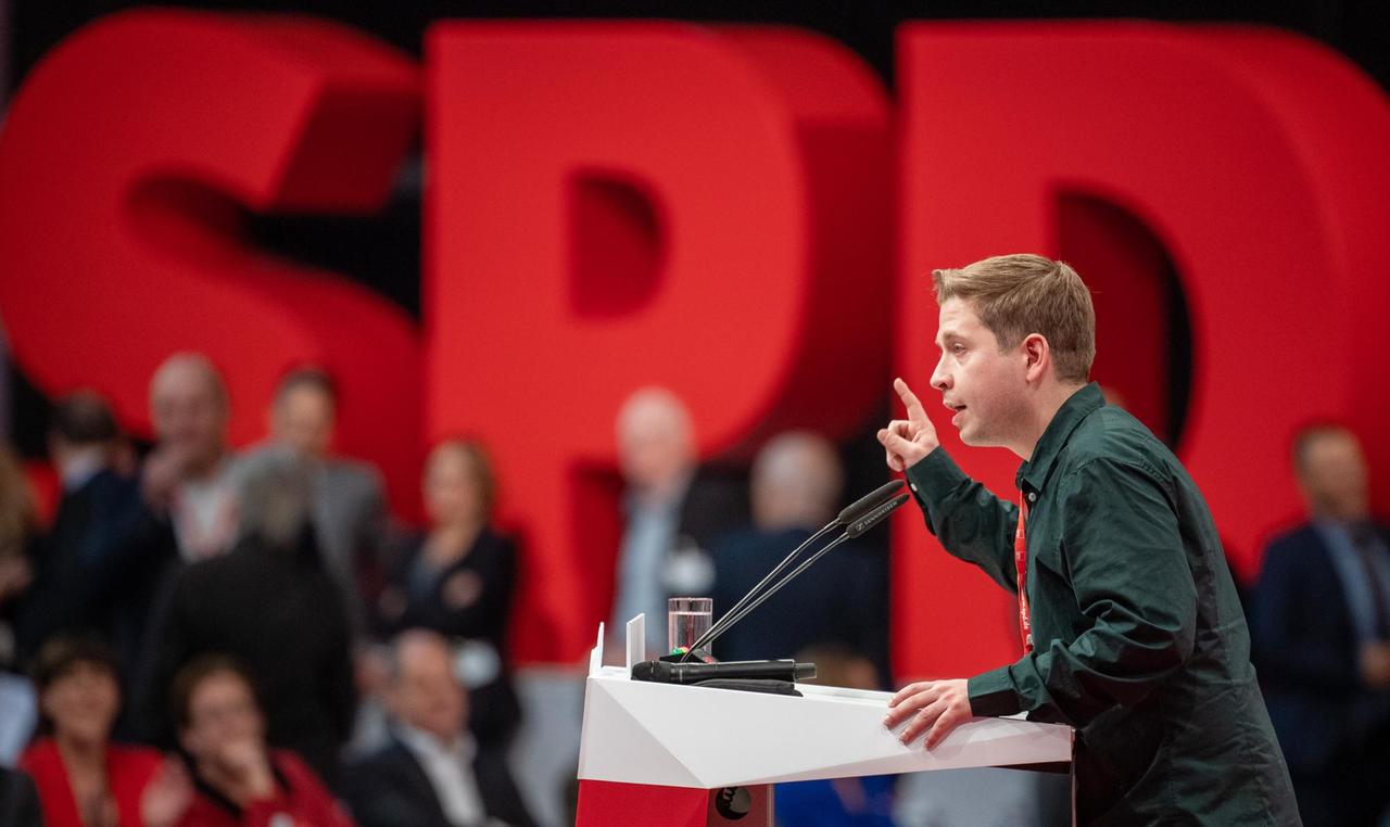 06.12.2019, Berlin: Kevin Kühnert, Bundesvorsitzender der Jusos, spricht beim SPD-Bundesparteitag. Vom 06. Dezember 2019 bis zum 08. Dezember 2019 will die SPD bei dem Parteitag eine neue Führungsmannschaft wählen. Foto: Bernd von Jutrczenka/dpa +++ dpa-Bildfunk +++ 06.12.2019, Berlin: Kevin Kühnert, Bundesvorsitzender der Jusos, spricht beim SPD-Bundesparteitag. Vom 06. Dezember 2019 bis zum 08. Dezember 2019 will die SPD bei dem Parteitag eine neue Führungsmannschaft wählen. Foto: Bernd von Jutrczenka/dpa +++ dpa-Bildfunk +++