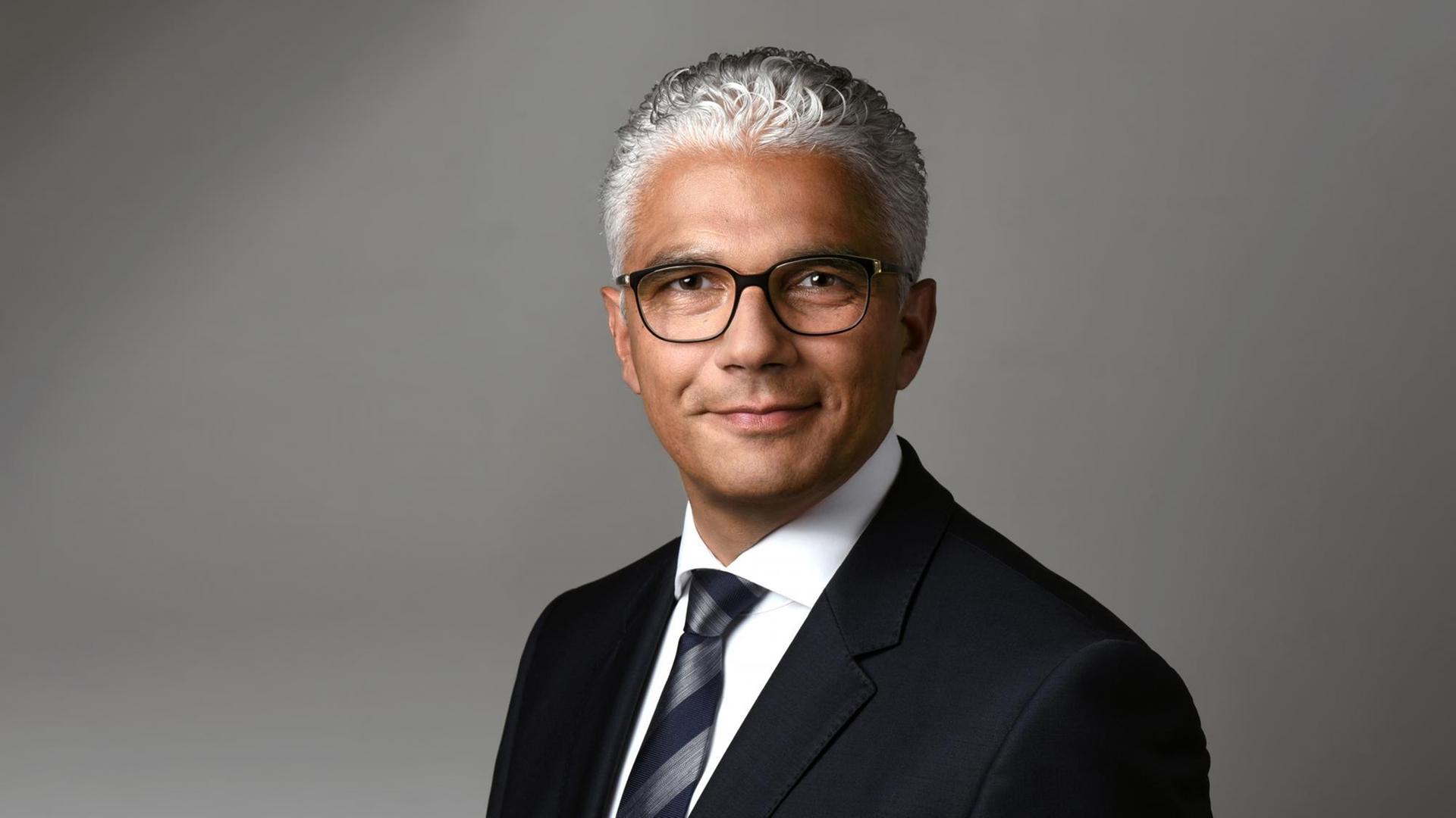 Ein Portrait des Oberbürgermeisters von Bonn, Ashok-Alexander Sridharan. Er trägt einen Anzug und lächelt in die Kamera. Ein Portrait des Oberbürgermeisters von Bonn, Ashok-Alexander Sridharan. Er trägt einen Anzug und lächelt in die Kamera.