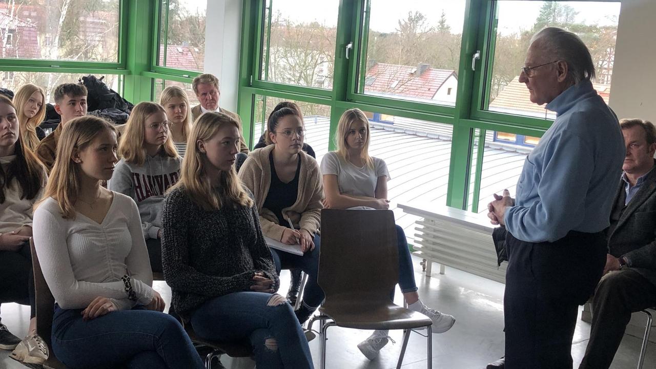 Willi Lehmann vor einer Schulklasse stehend Willi Lehmann vor einer Schulklasse stehend