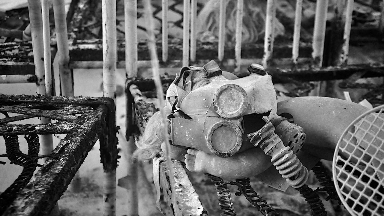 Ein Kinderbett in Prypjat, einer Geisterstadt in der Ukraine, die 1970 im Zusammenhang mit dem Bau des Kernkraftwerks Tschernobyl gegründet und infolge des Reaktorunglücks von 1986 geräumt wurde. Zum Zeitpunkt der Katastrophe am 26. April 1986 wohnten dort fast 50.000 Menschen. Ein Kinderbett in Prypjat, einer Geisterstadt in der Ukraine, die 1970 im Zusammenhang mit dem Bau des Kernkraftwerks Tschernobyl gegründet und infolge des Reaktorunglücks von 1986 geräumt wurde. Zum Zeitpunkt der Katastrophe am 26. April 1986 wohnten dort fast 50.000 Menschen.