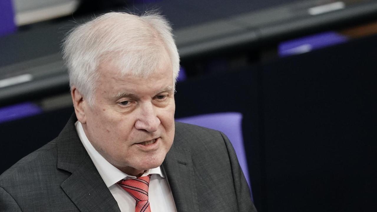 Berlin: Horst Seehofer (CSU), Bundesminister des Innern, für Bau und Heimat, nimmt an der Befragung der Bundesregierung im Bundestag teil. Berlin: Horst Seehofer (CSU), Bundesminister des Innern, für Bau und Heimat, nimmt an der Befragung der Bundesregierung im Bundestag teil.