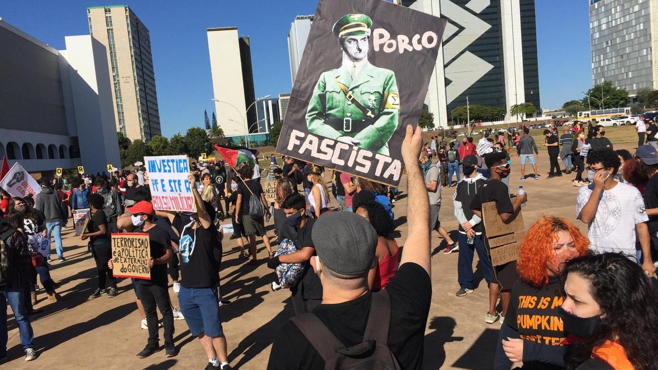 Menschen halten Plakate in die Luft und demonstrieren gegen Präsident Bolsonaro. Menschen halten Plakate in die Luft und demonstrieren gegen Präsident Bolsonaro.